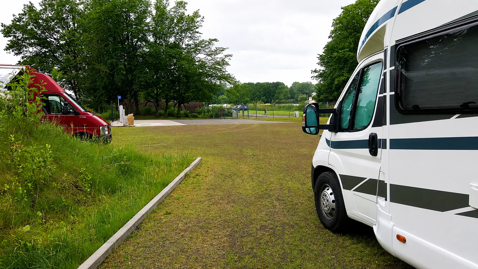 Kastenwagen auf dem Reisemobilhafen mit Blick Richtung See
