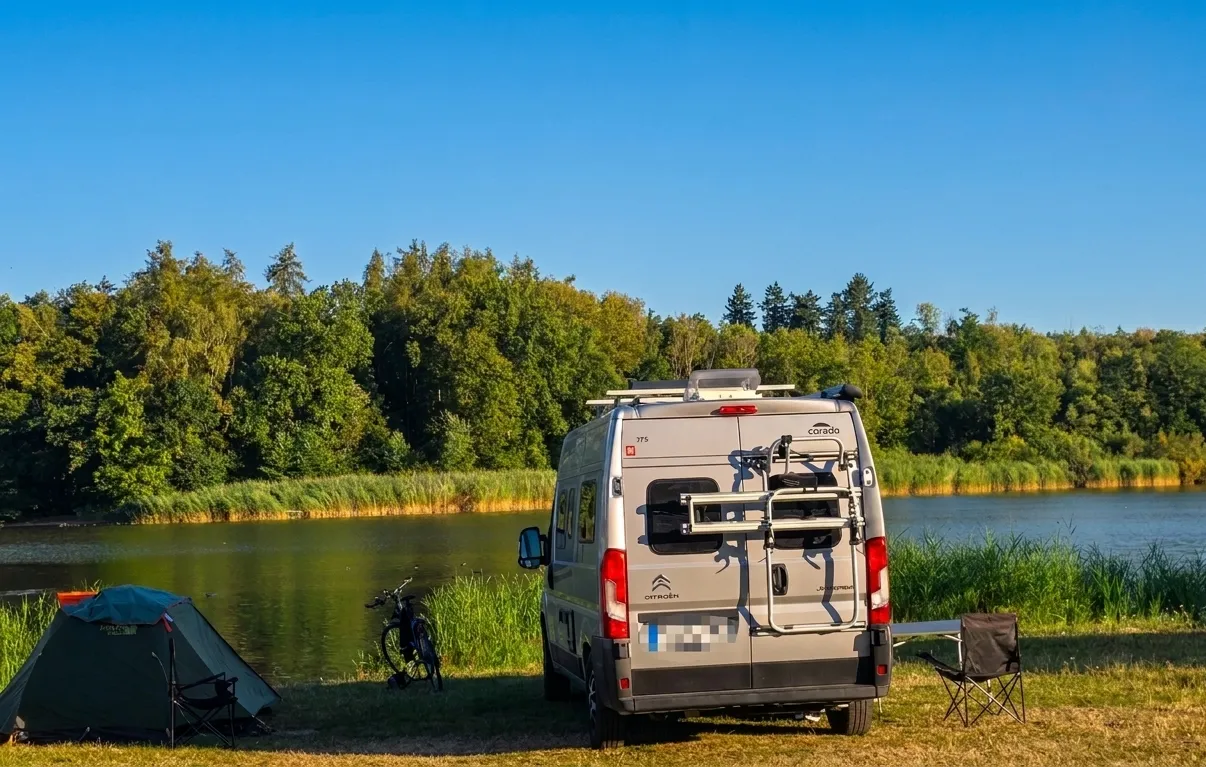 Campingbereich Sonnenwiese direkt am Ufer des Gederner Sees