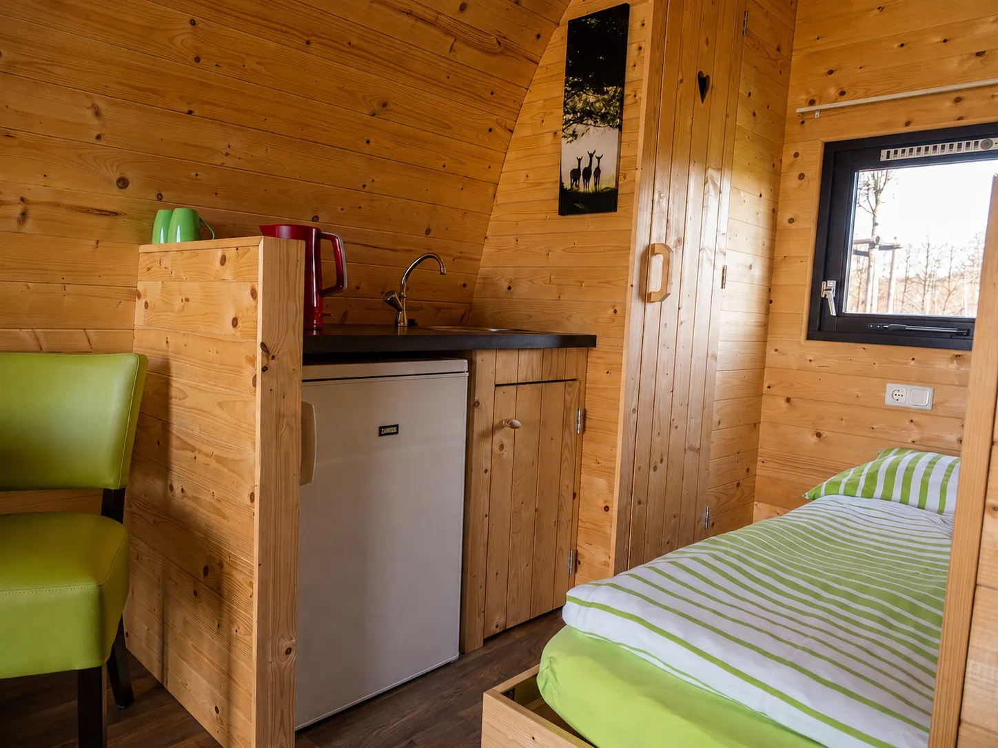Küchenzeile mit Kühlschrank und Fenster in der Woodlodge