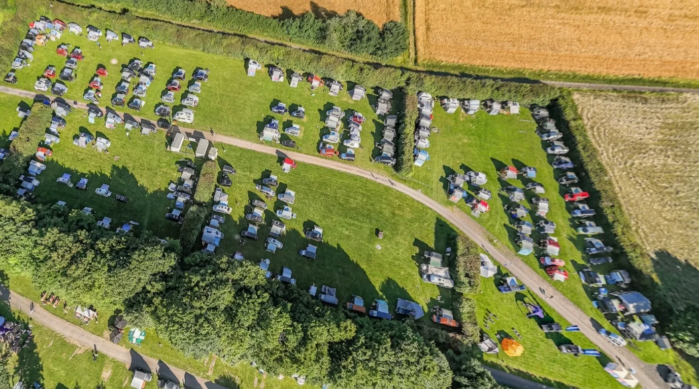 Große Campingwiese mit Wohnwagen und Wohnmobilen am Gederner See