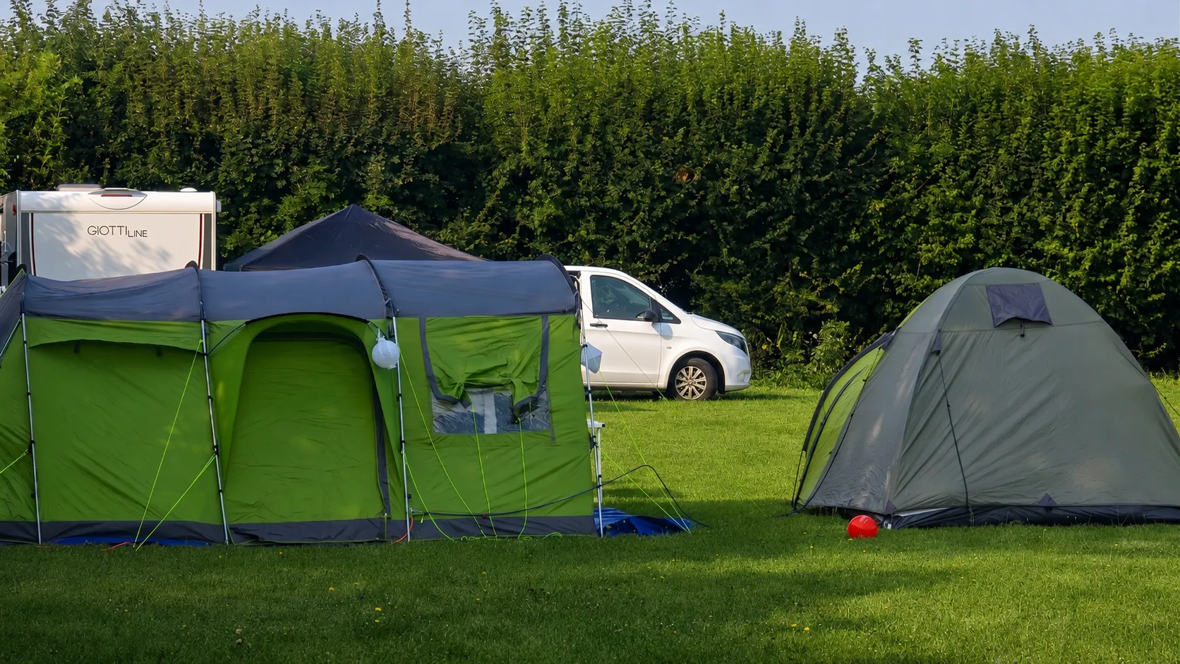 Große Campingwiese mit Wohnwagen und Wohnmobilen am Gederner See