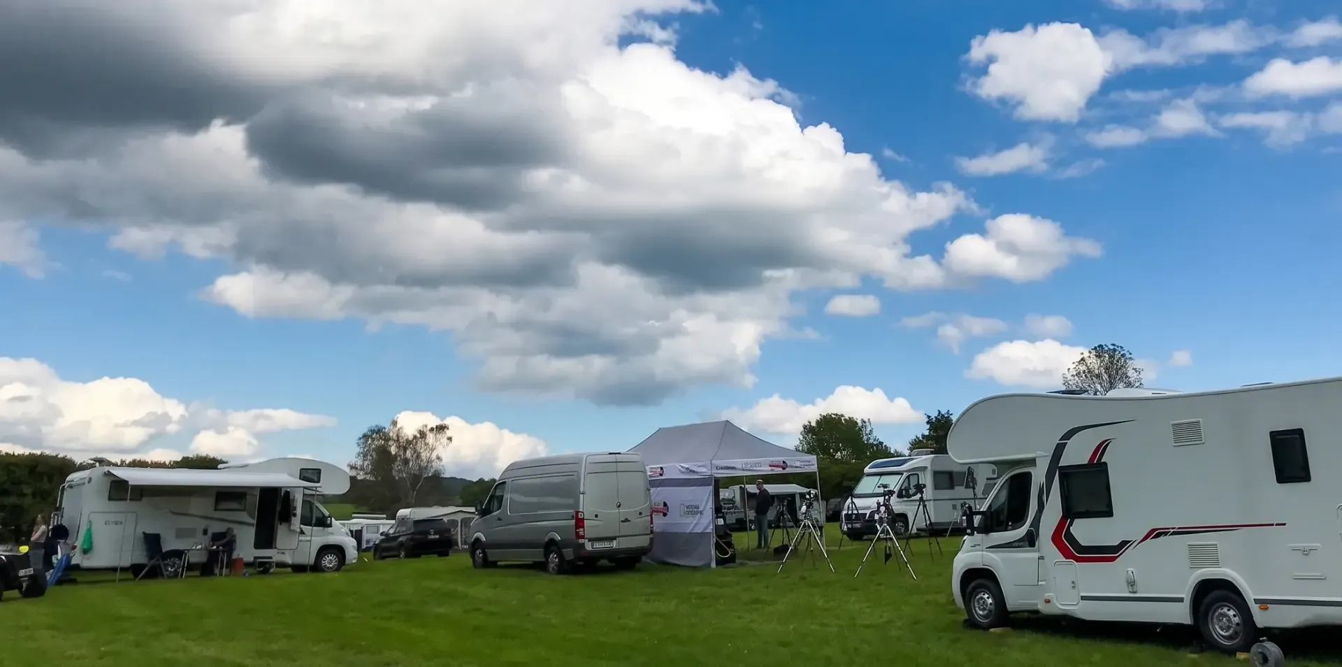Große Campingwiese mit Wohnwagen und Wohnmobilen am Gederner See