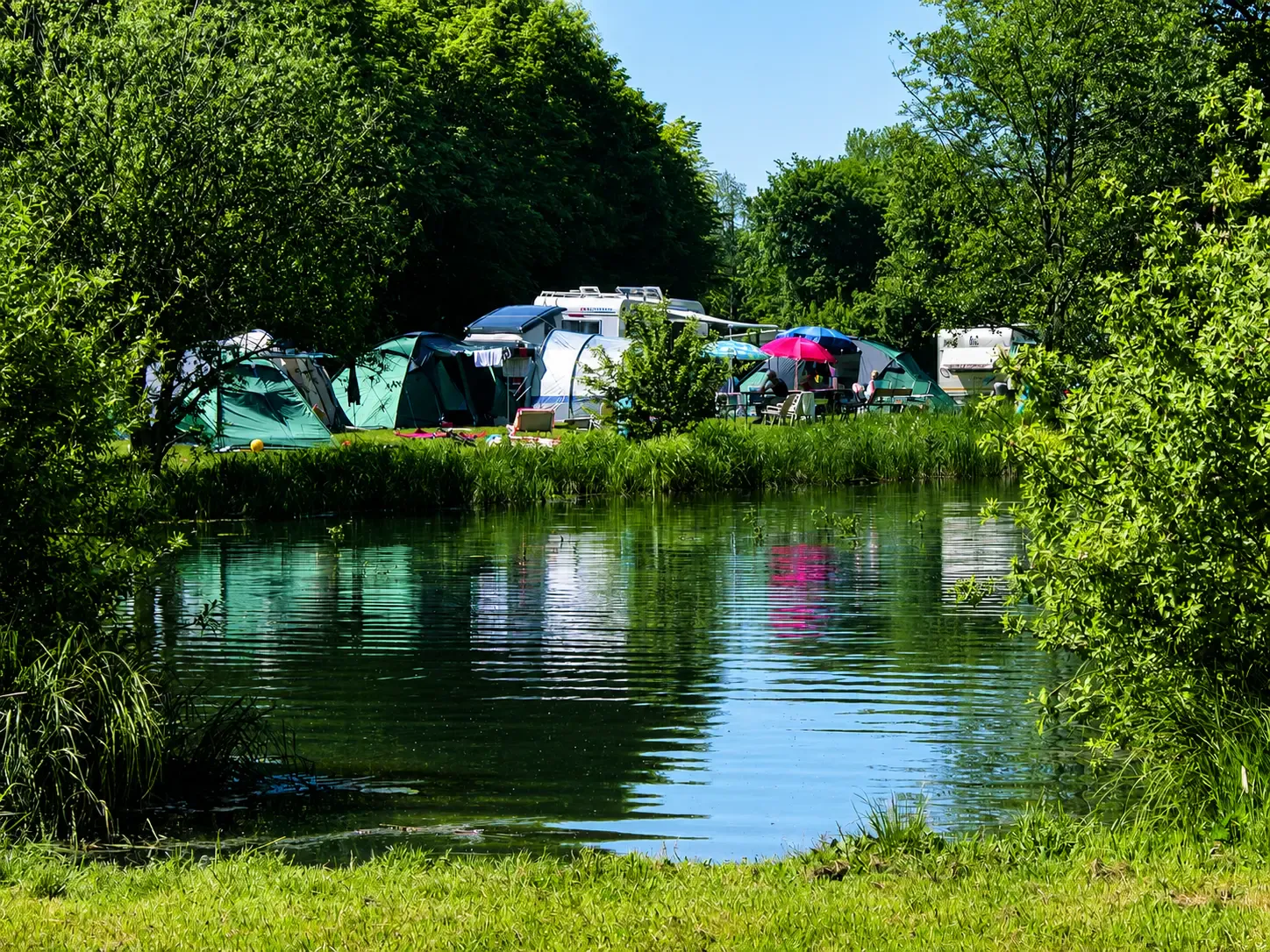 Campingbereich Seewiese mit Stellplätzen und Blick auf den Gederner See