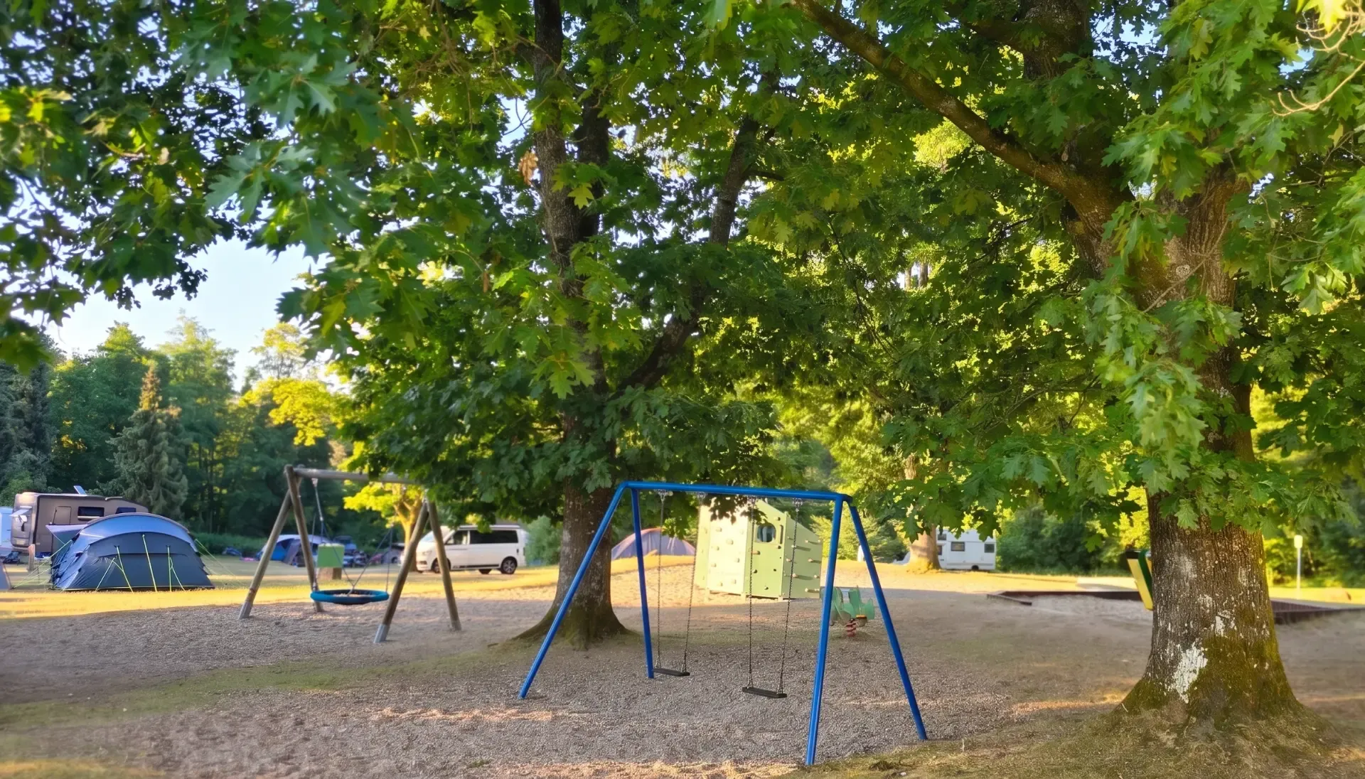 Familienwiese mit Zelten und Spielfläche im Campingpark am Gederner See