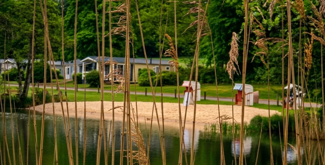 Badestrand mit Liegewiese am Gederner See