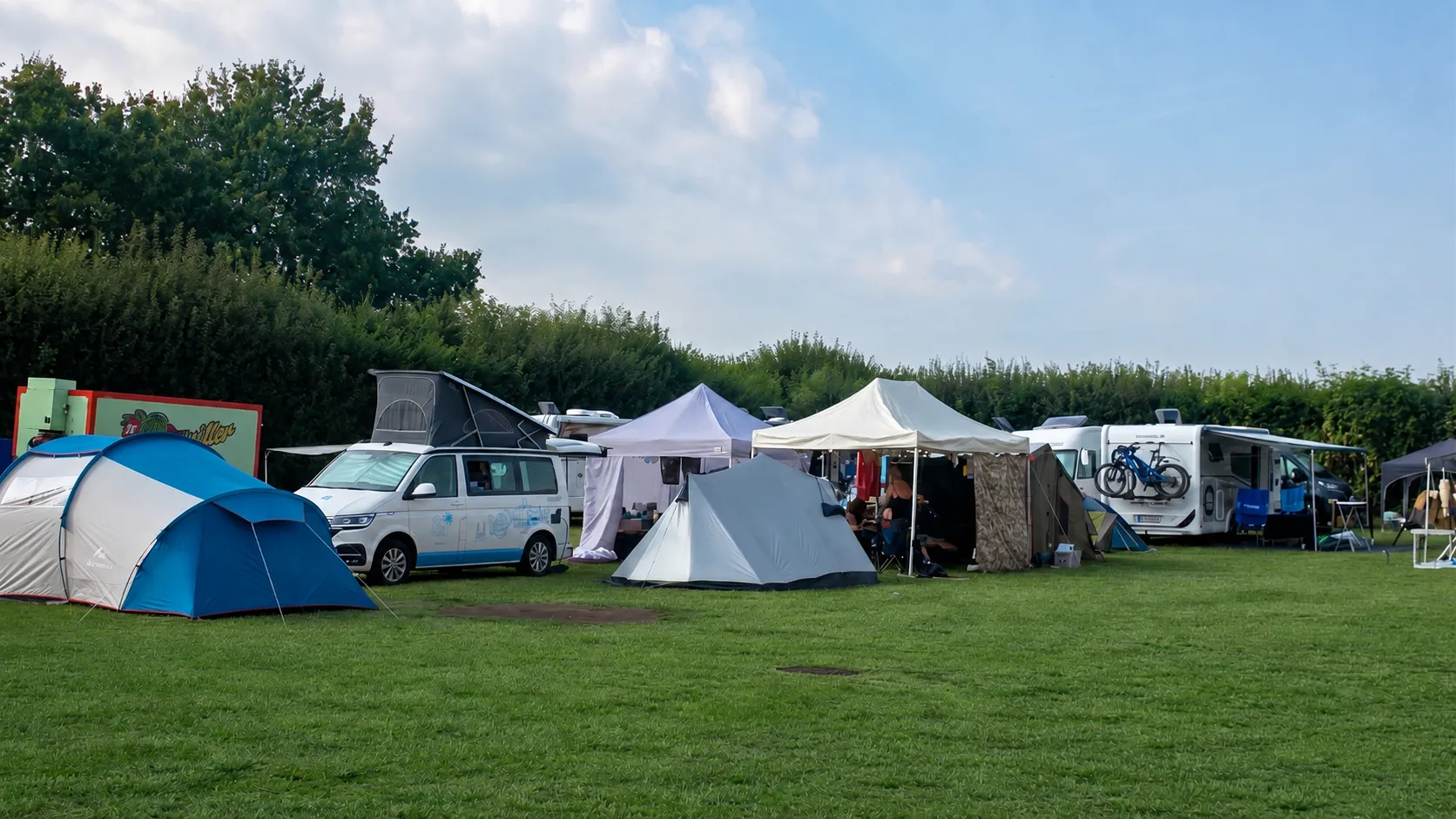 Große Campingwiese mit Wohnwagen und Wohnmobilen am Gederner See