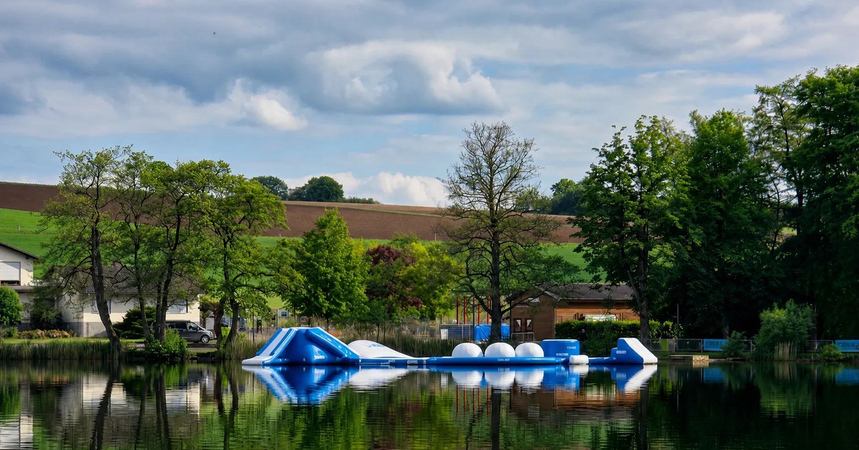 Aquapark mit Wasserhindernissen auf dem Gederner See