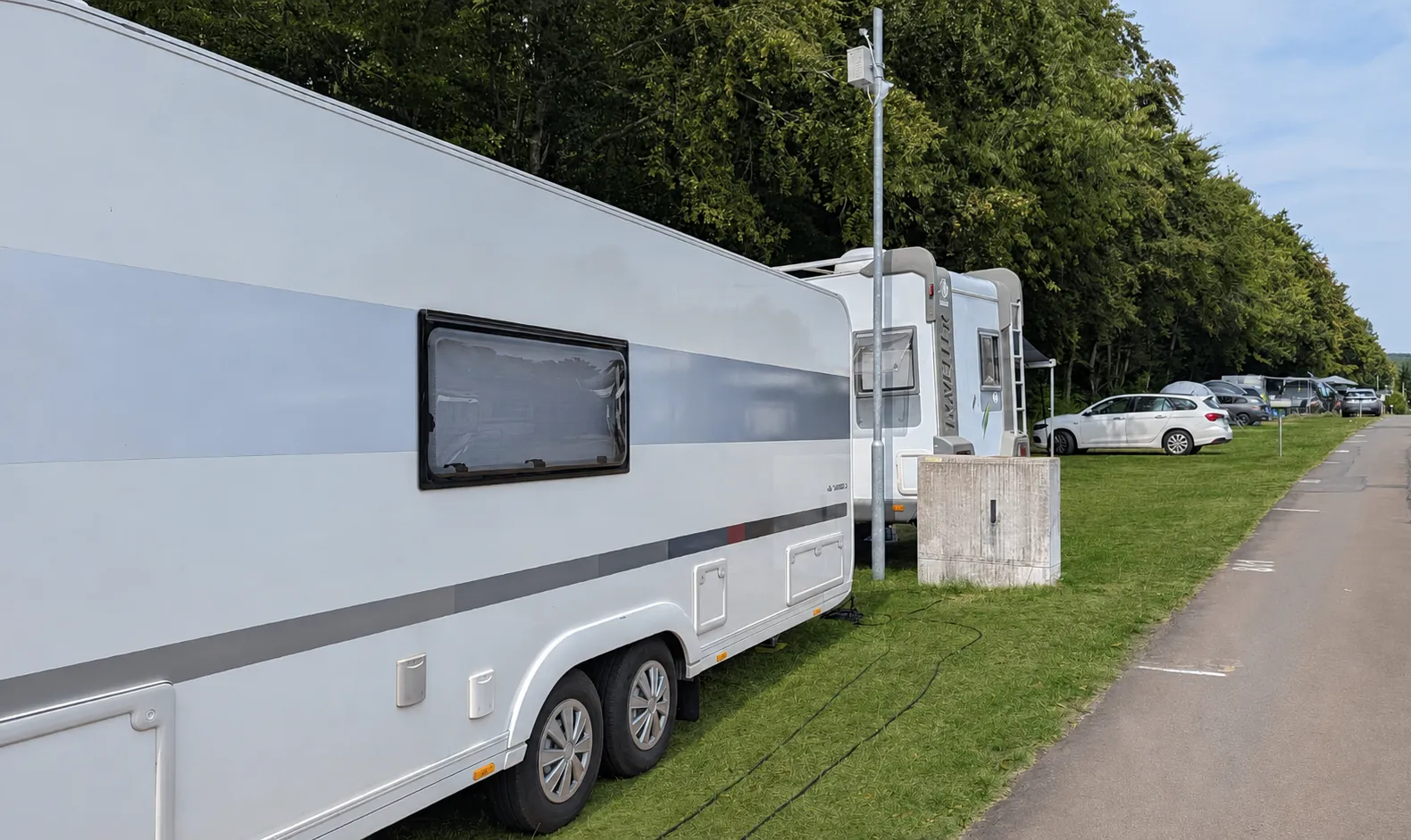 Campingbereich Nachtweide mit parzellierten Stellplätzen am Waldrand