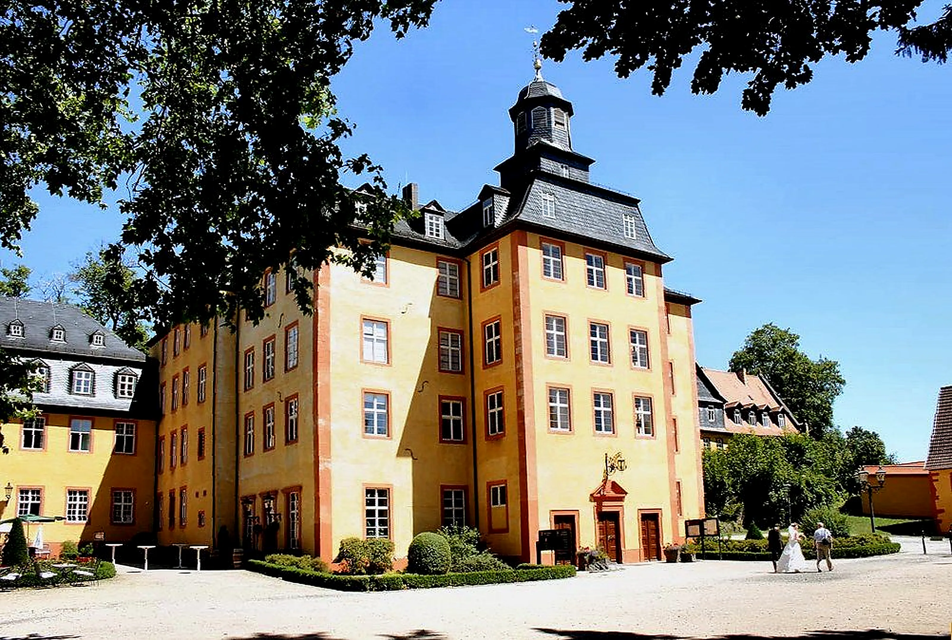 Barockes Schloss Gedern mit gelber Fassade
