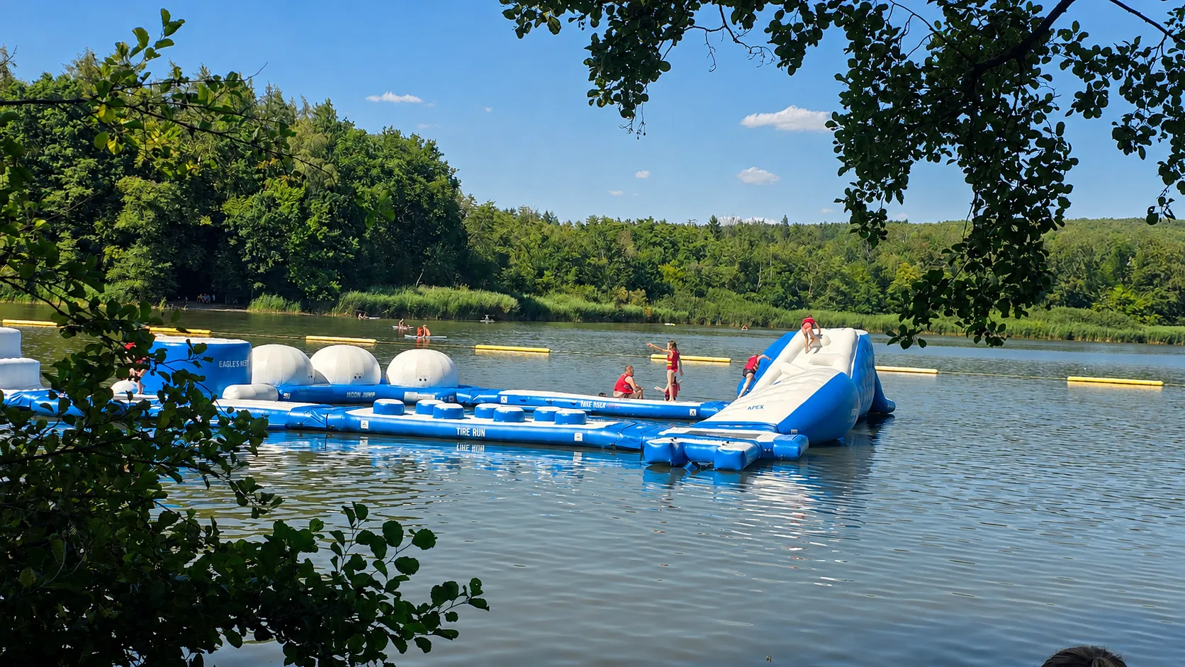 Aquapark mit Wasserhindernissen auf dem Gederner See