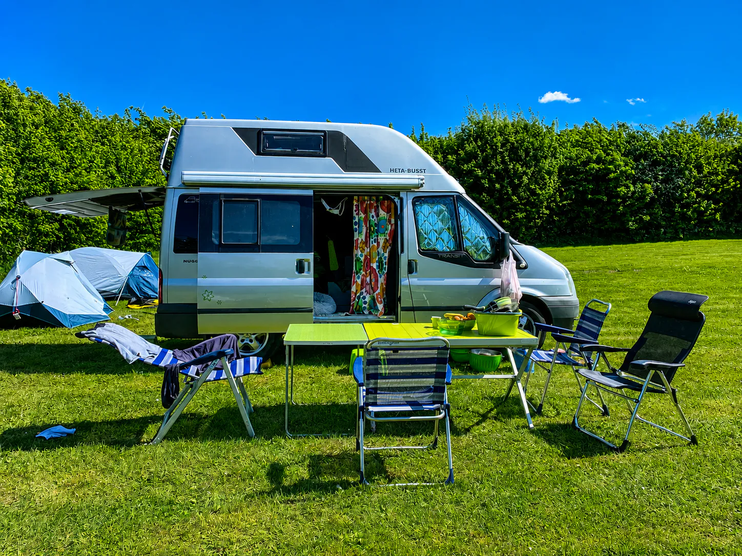 Große Campingwiese mit Wohnwagen und Wohnmobilen am Gederner See