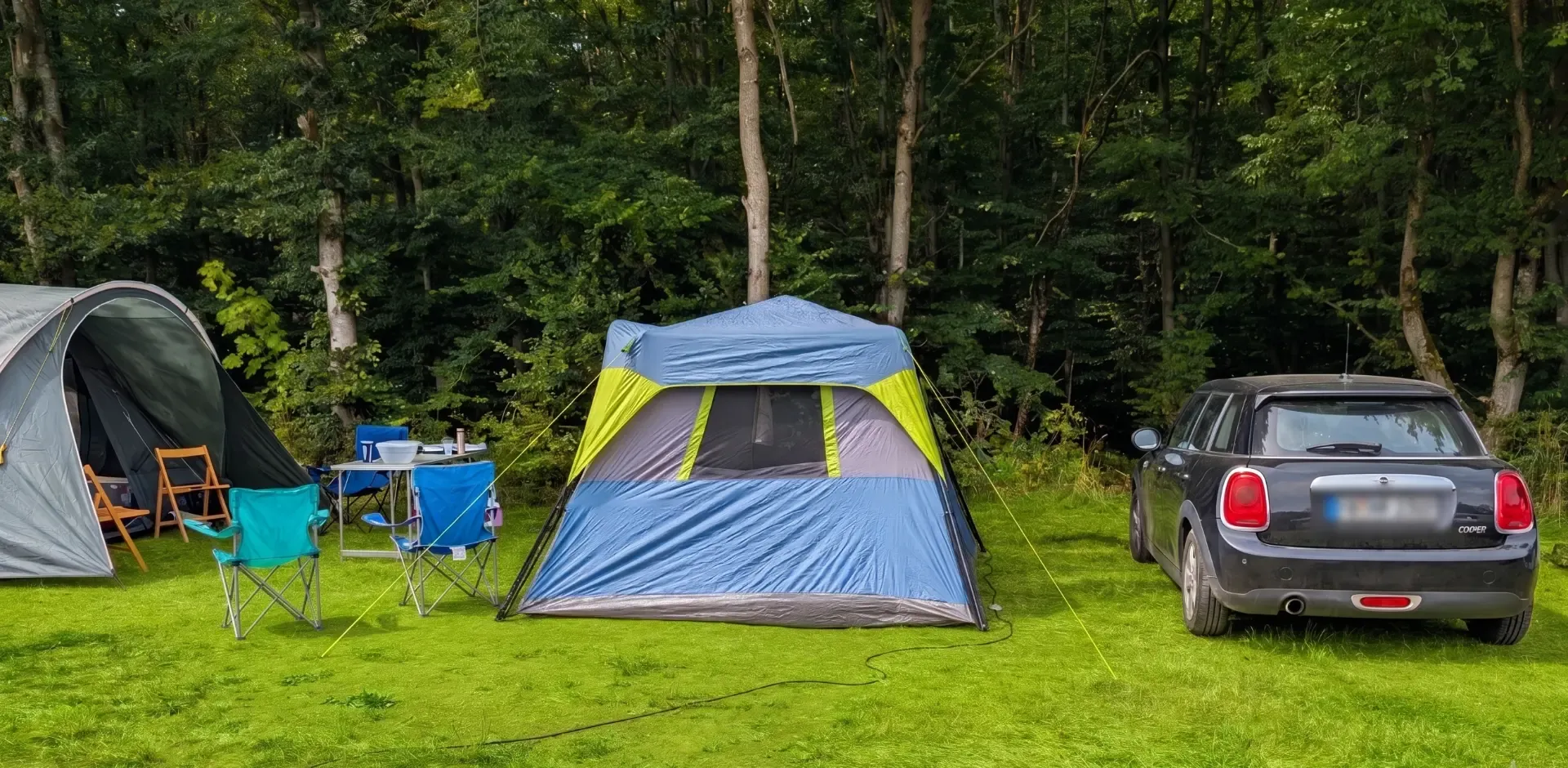 Campingbereich Seewiese mit Stellplätzen und Blick auf den Gederner See