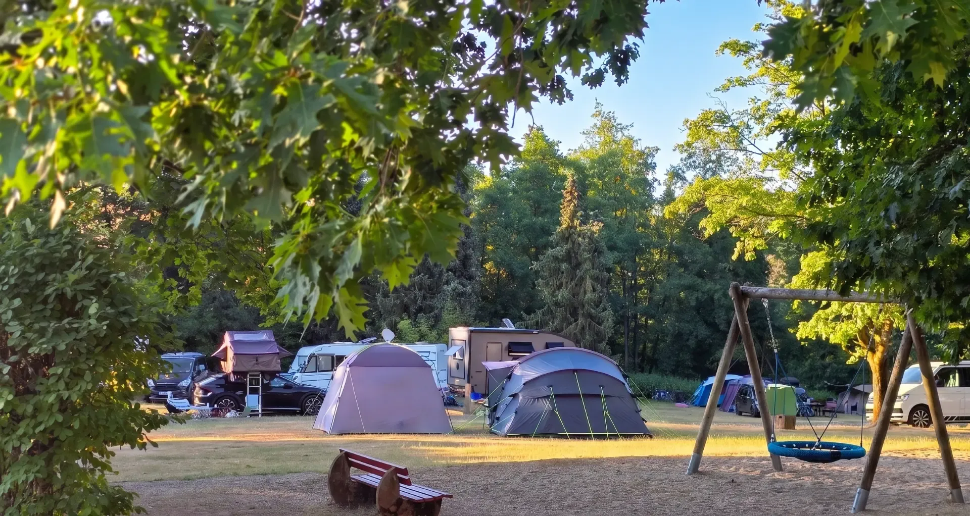 Familienwiese mit Zelten und Spielfläche im Campingpark am Gederner See