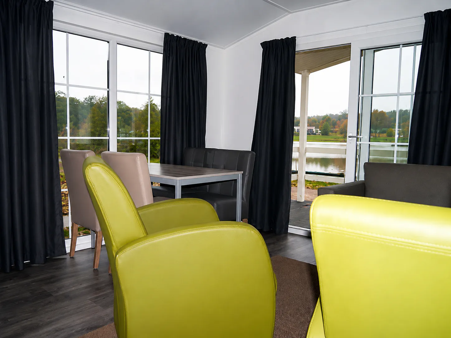 Mobilheim mit Terrasse im Campingpark am Gederner See