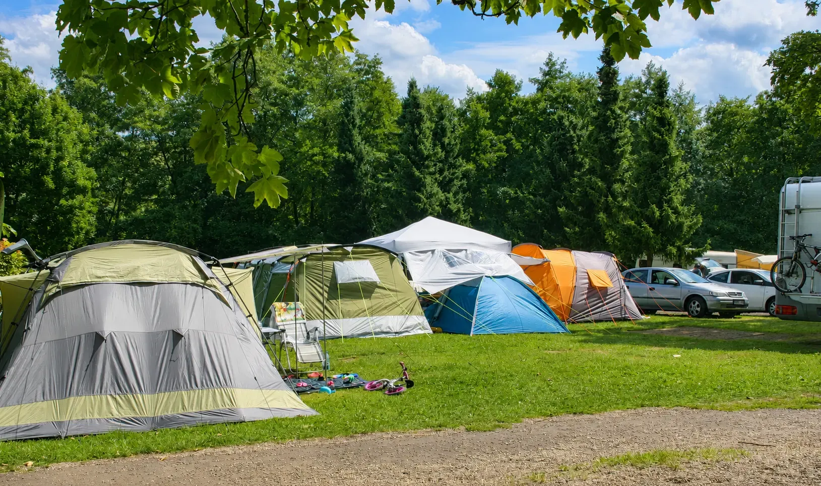 Familienwiese mit Zelten und Spielfläche im Campingpark am Gederner See