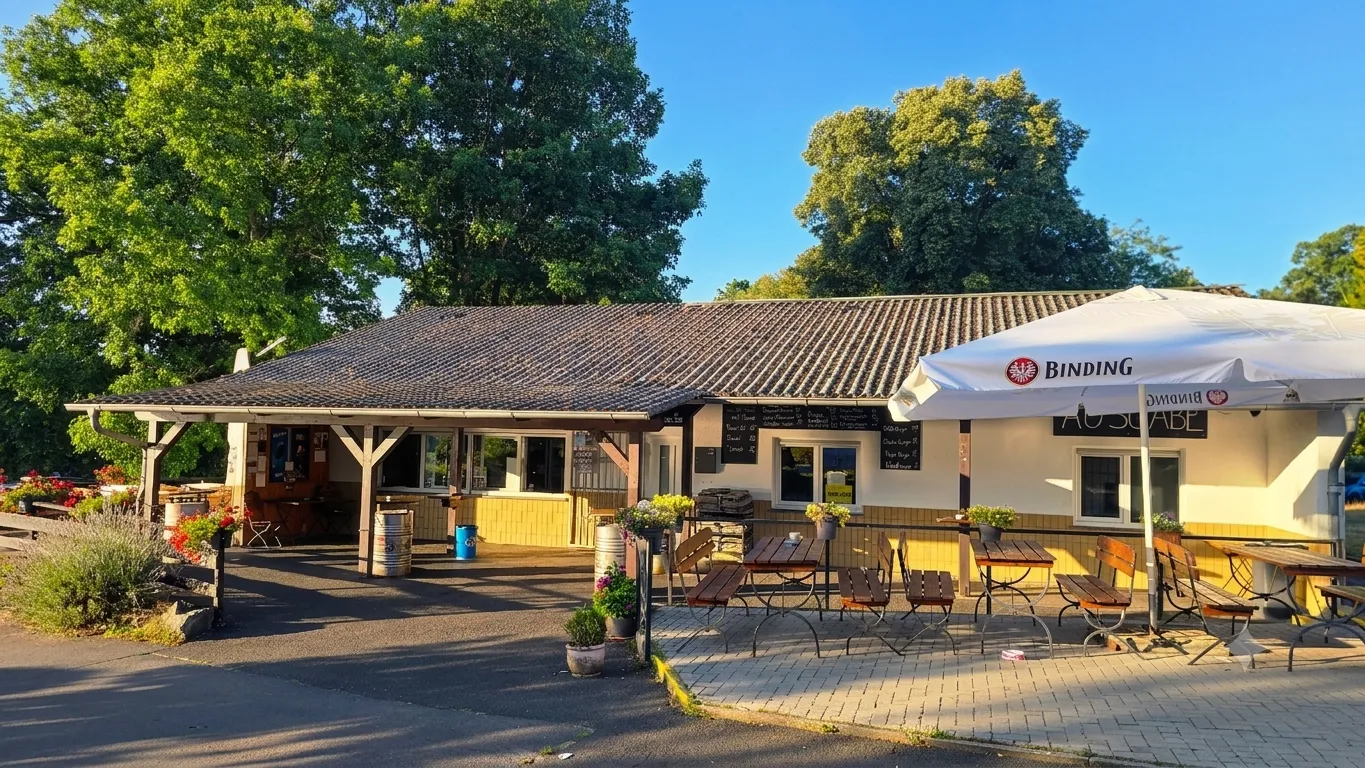 Gastronomie am Gederner See mit Terrasse und Seeblick