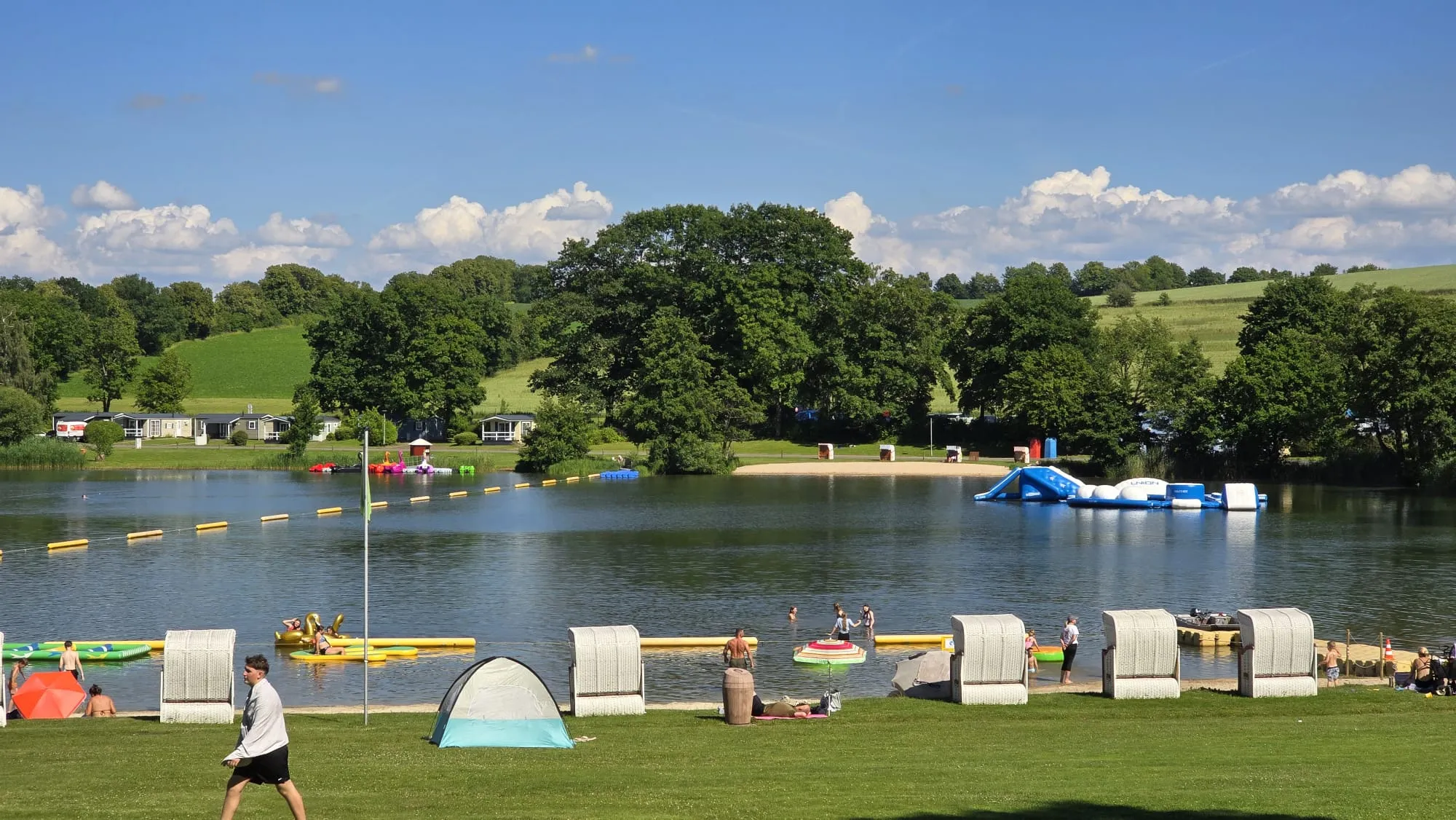 Badestrand mit Liegewiese am Gederner See
