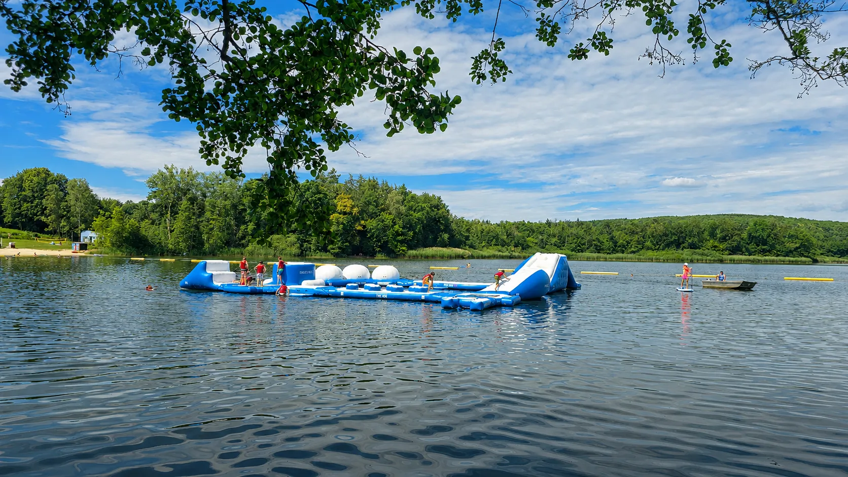 Aquapark mit Wasserhindernissen auf dem Gederner See