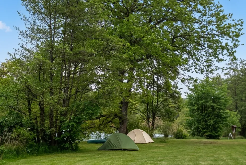 Campingbereich Seewiese mit Stellplätzen und Blick auf den Gederner See