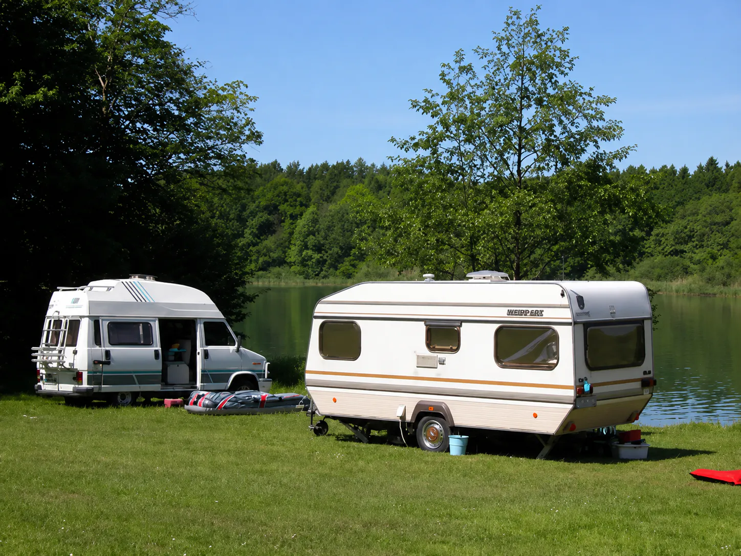 Campingbereich Seewiese mit Stellplätzen und Blick auf den Gederner See