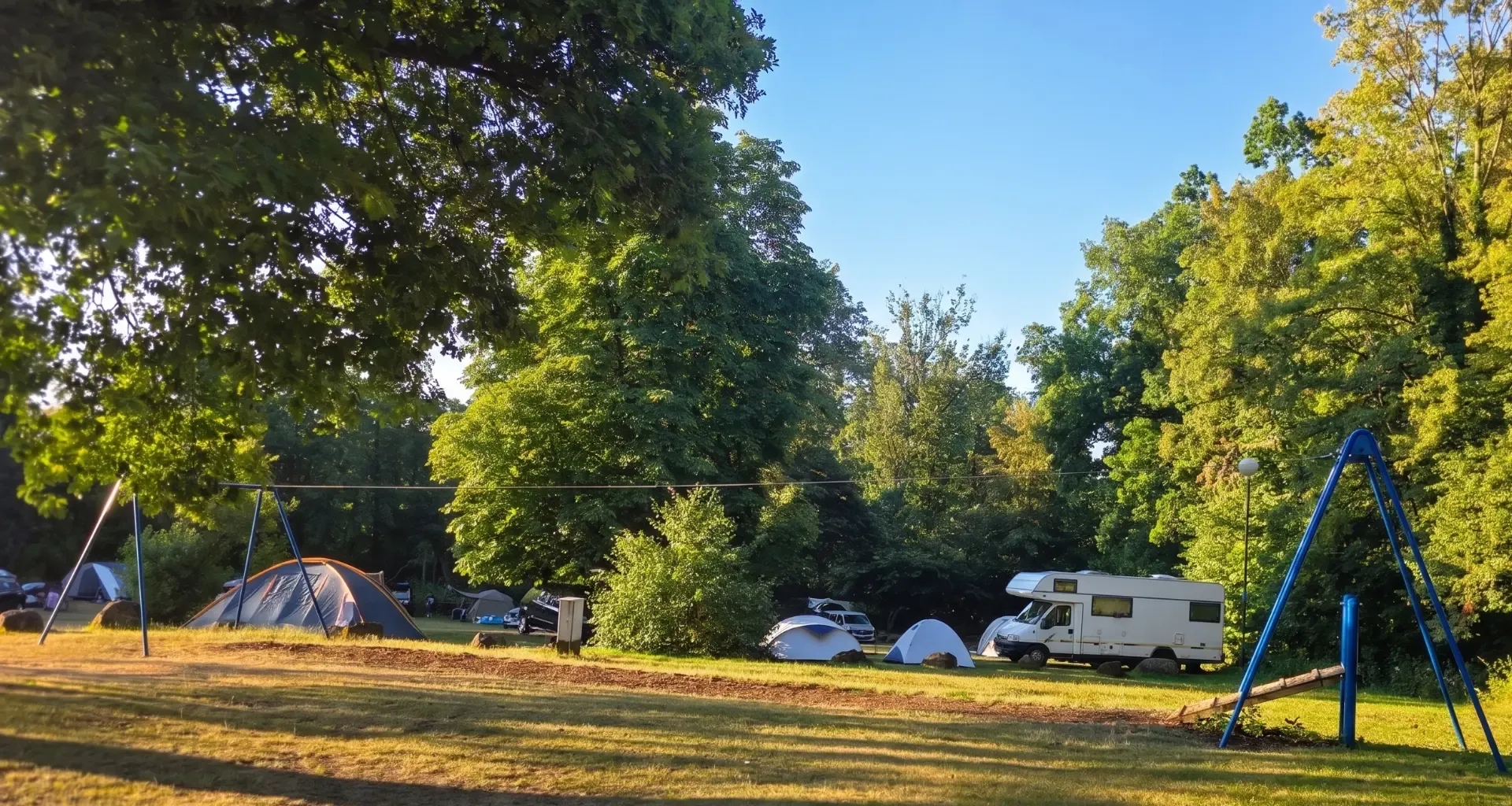 Familienwiese mit Zelten und Spielfläche im Campingpark am Gederner See