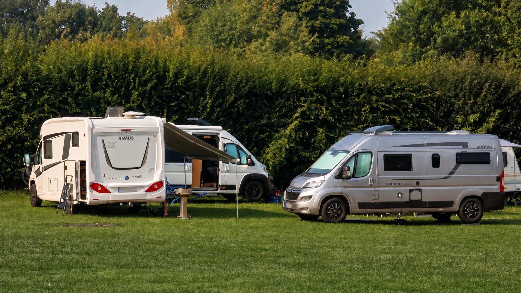 Große Campingwiese mit Wohnwagen und Wohnmobilen am Gederner See
