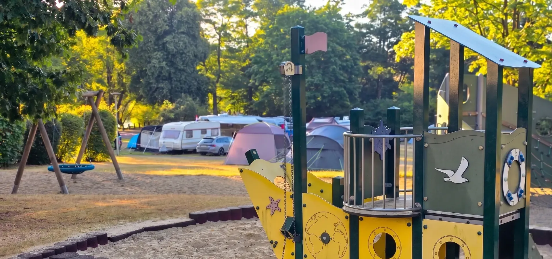 Familienwiese mit Zelten und Spielfläche im Campingpark am Gederner See