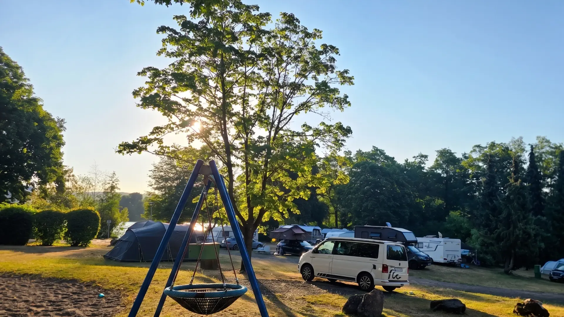 Familienwiese mit Zelten und Spielfläche im Campingpark am Gederner See
