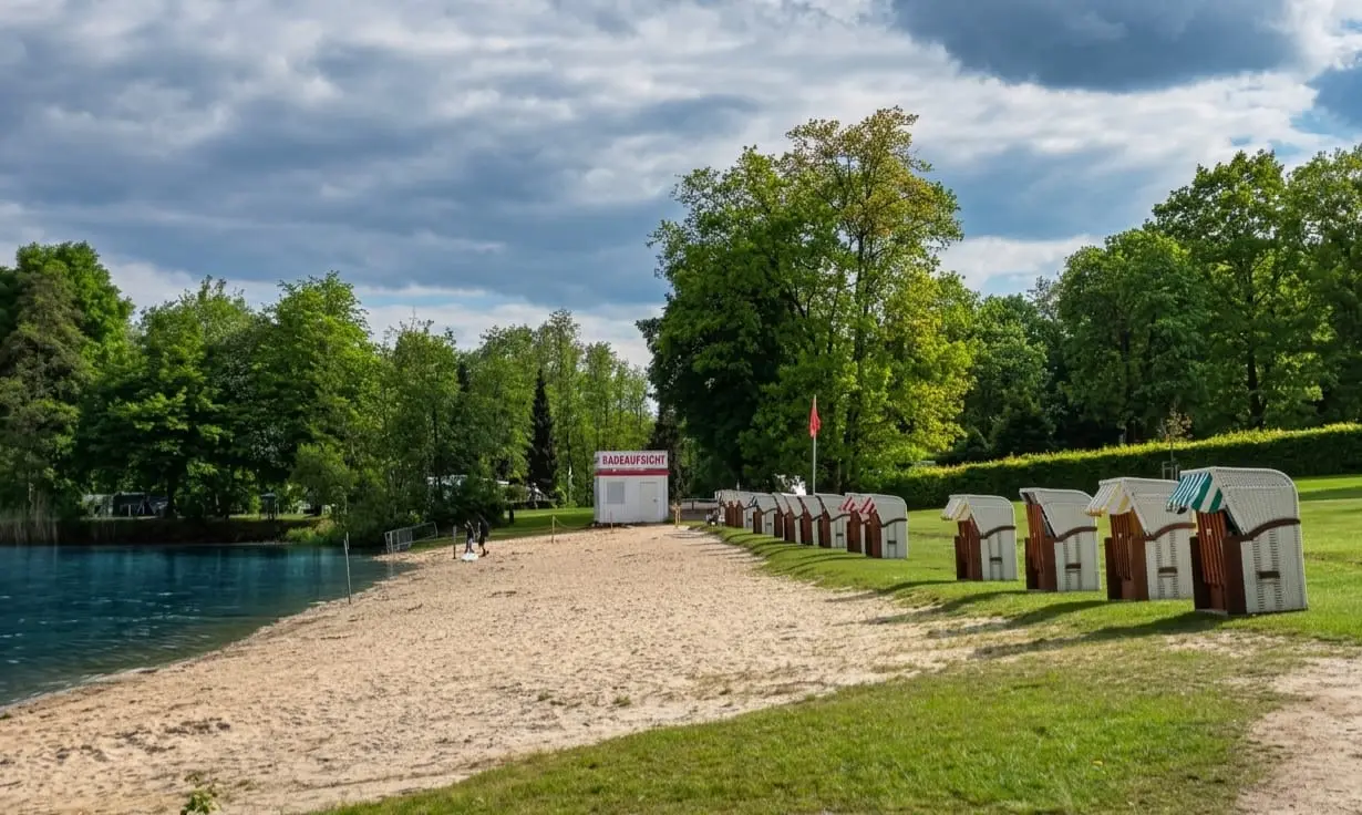 Strandkörbe am Badestrand