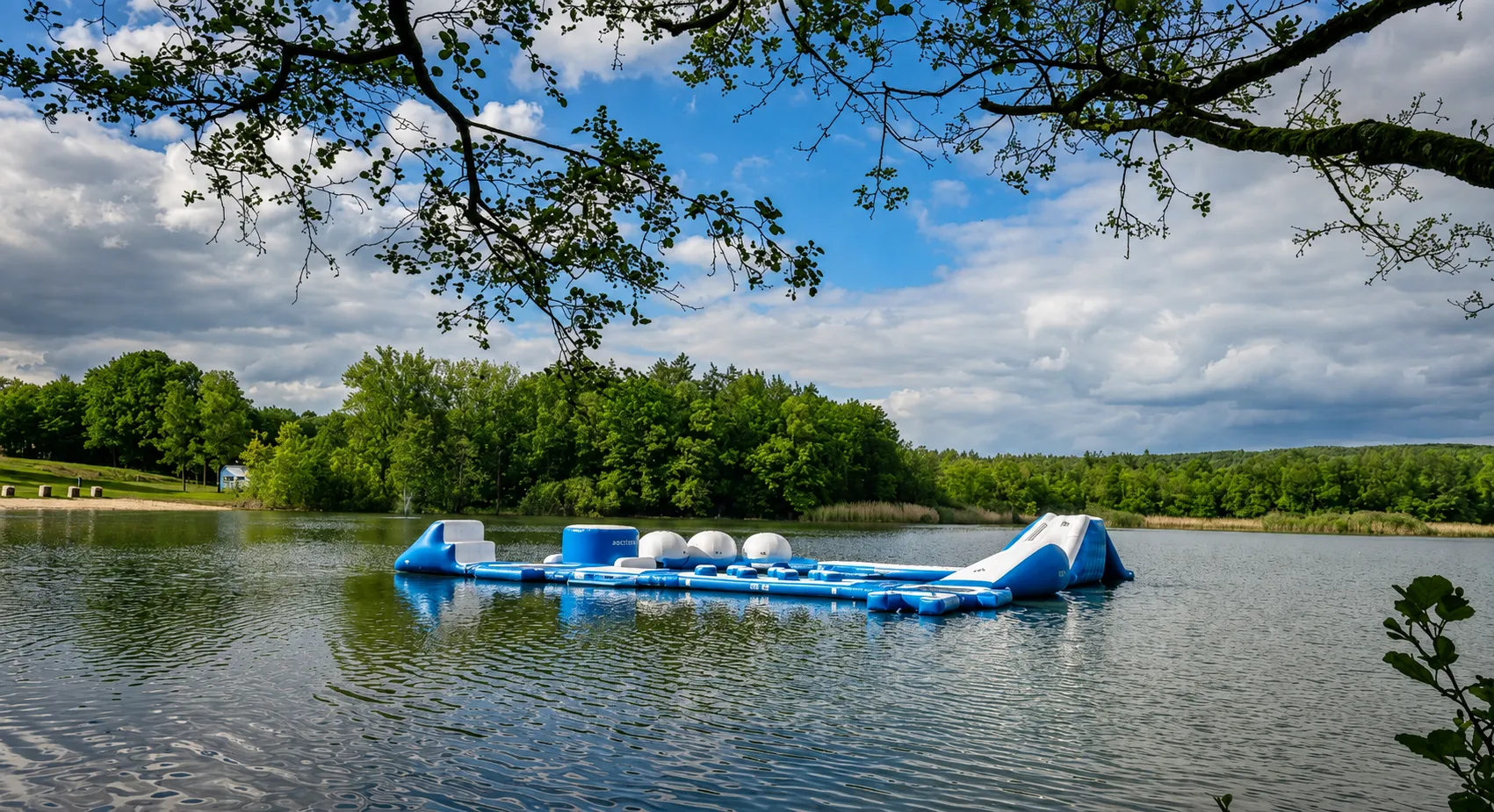Aquapark mit Wasserhindernissen auf dem Gederner See