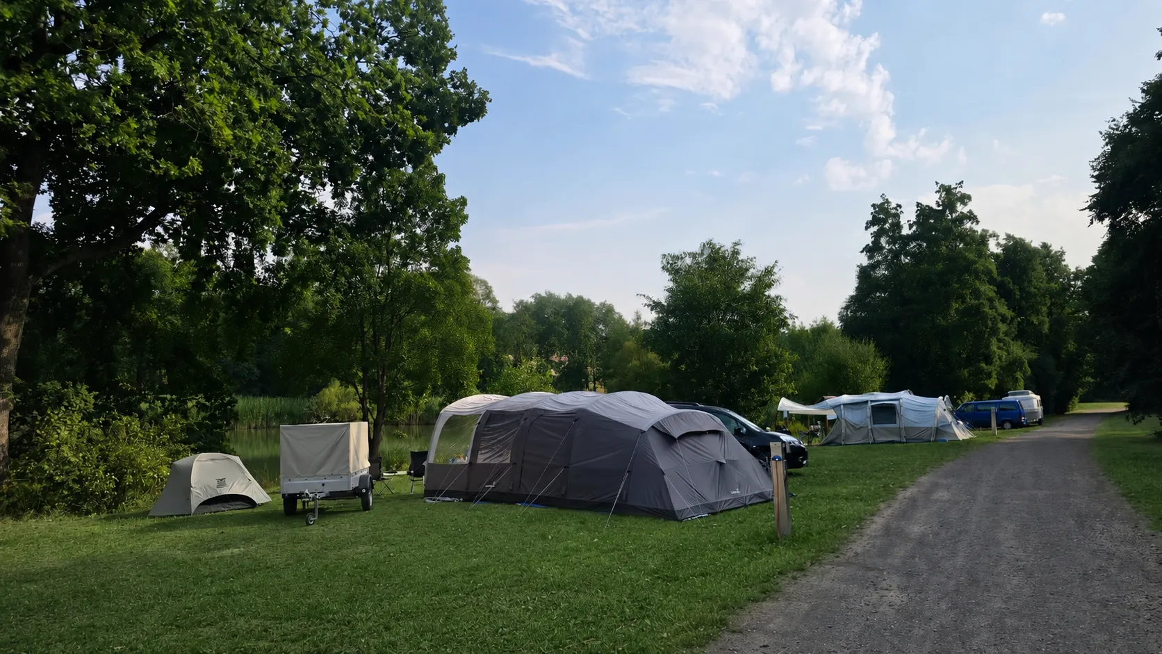 Campingbereich Seewiese mit Stellplätzen und Blick auf den Gederner See