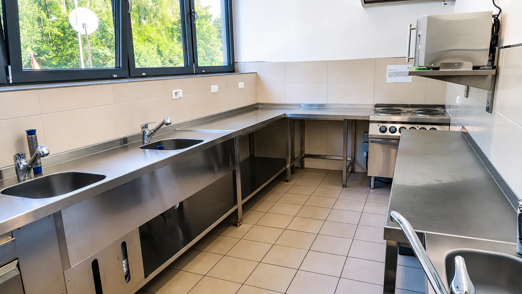 Spülküche mit Edelstahl-Spülbecken und Arbeitsflächen für Campinggäste