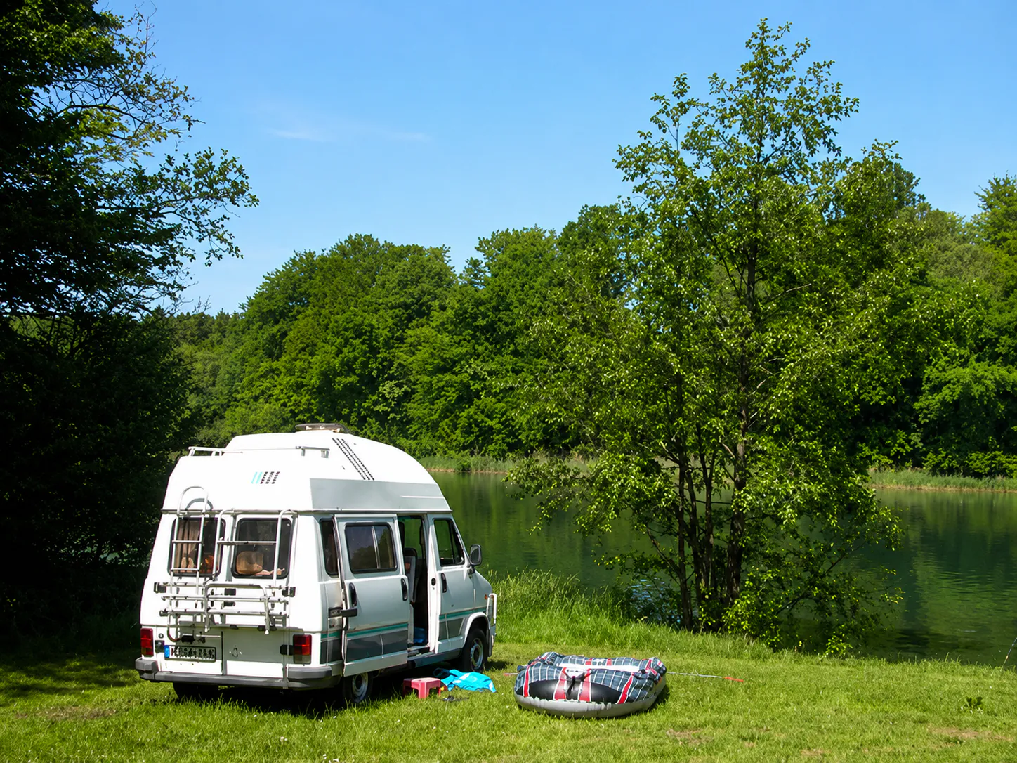 Campingbereich Seewiese mit Stellplätzen und Blick auf den Gederner See