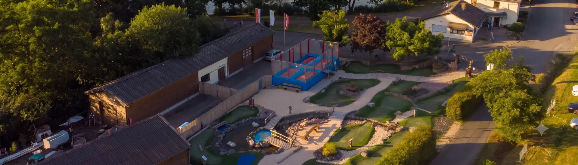 Aquapark mit Wasserhindernissen auf dem Gederner See
