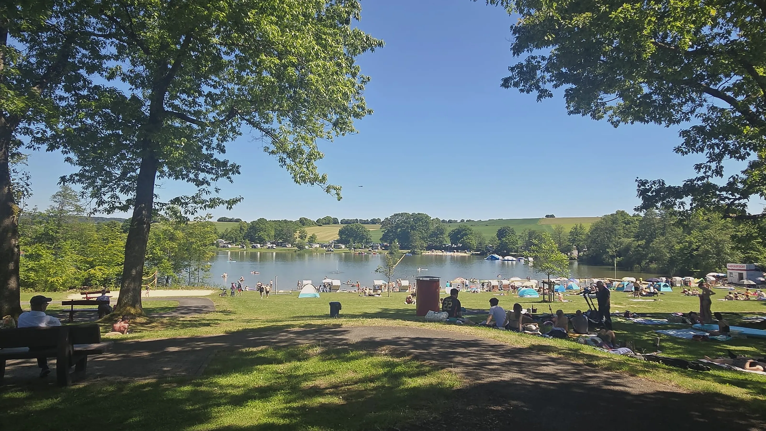 Liegewiese am Ufer des Gederner Sees an einem Sommertag