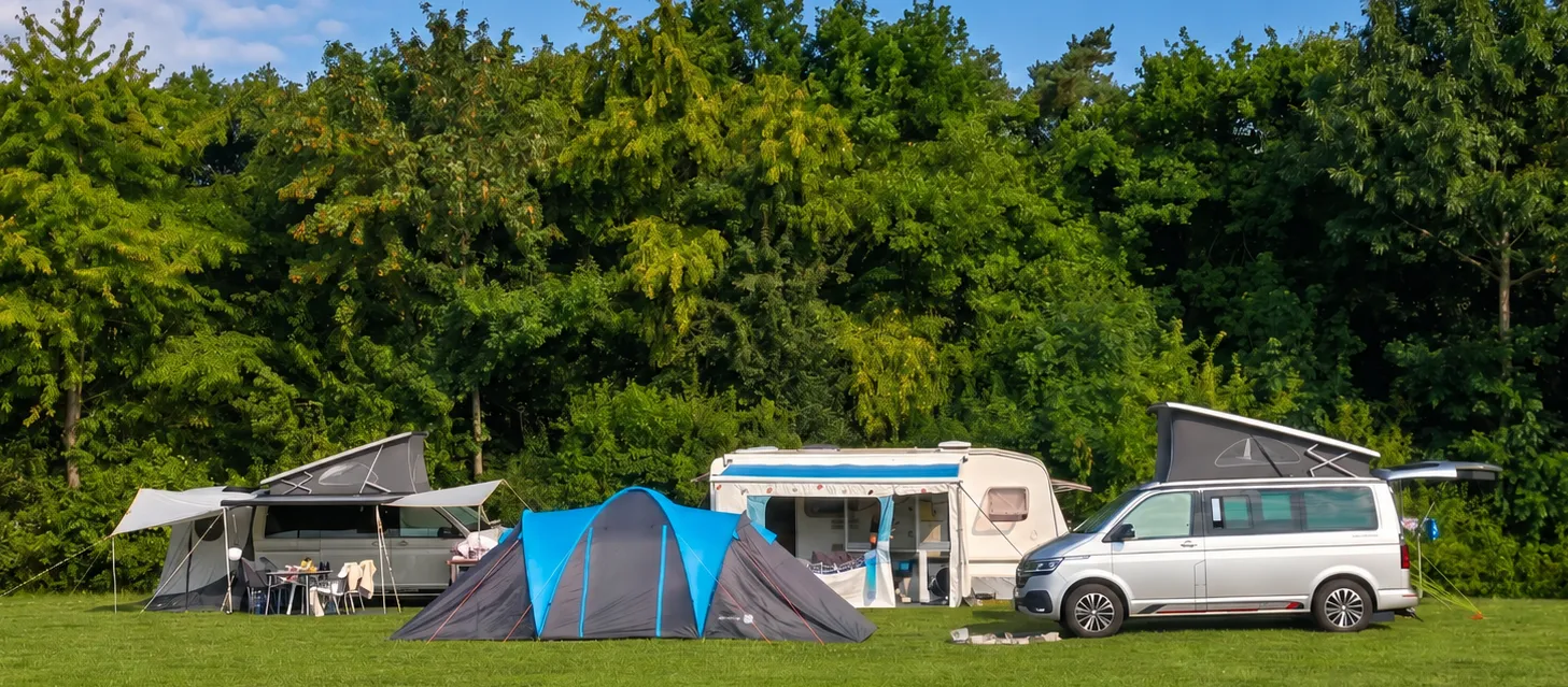 Große Campingwiese mit Wohnwagen und Wohnmobilen am Gederner See