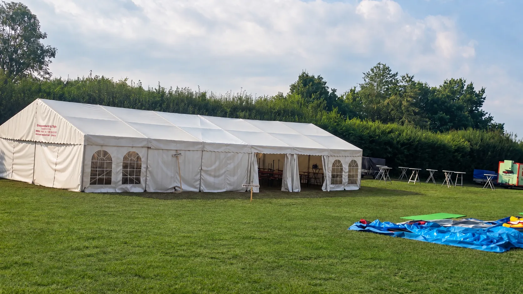 Große Campingwiese mit Wohnwagen und Wohnmobilen am Gederner See
