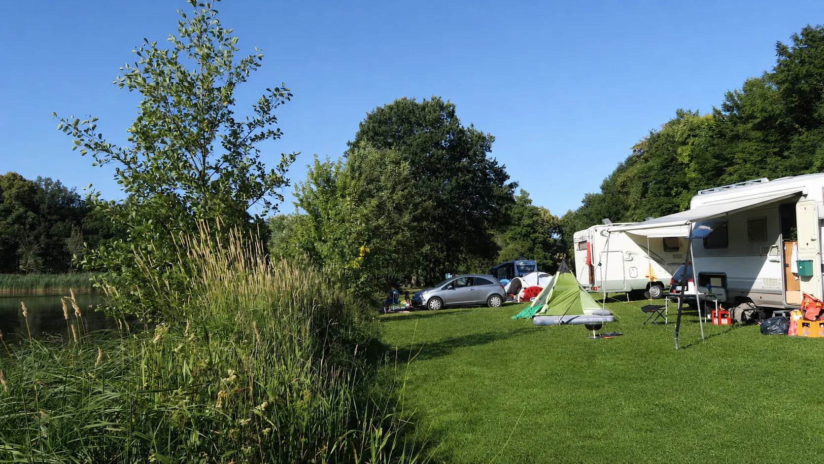 Campingbereich Seewiese mit Stellplätzen und Blick auf den Gederner See