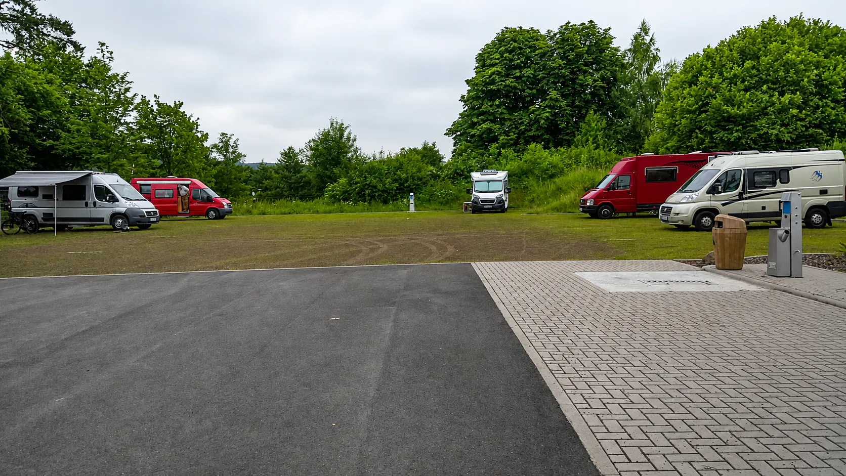Reisemobile auf der Stellplatzwiese am Gederner See